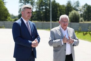 29.06.2021. Daleszyce. Otwarcie oczyszczalni ścieków. Na zdjęciu (od lewej): Dariusz Meresiński - burmistrz Daleszyc, Krzysztof Lipiec - poseł / Wiktor Taszłow / Radio Kielce