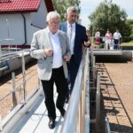 29.06.2021. Daleszyce. Otwarcie oczyszczalni ścieków. Na zdjęciu (od lewej): Krzysztof Lipiec - poseł, Dariusz Meresiński - burmistrz Daleszyc / Wiktor Taszłow / Radio Kielce