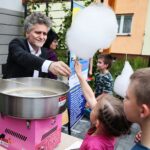 01.06.2021. Kielce. Rodzinny Festyn Profilaktyczny w Świętokrzyskim Klubie Abstynentów „Raj”. Na zdjęciu (po lewej): Krzysztof Słoń - senator PiS / Wiktor Taszłow / Radio Kielce