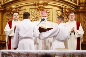 03.06.2021. Kielce. Bazylika katedralna. Uroczystości Bożego Ciała. Na zdjęciu (w środku): Jan Piotrowski - biskup kielecki / Wiktor Taszłow / Radio Kielce