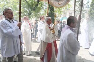 03.06.2021. Kielce. Bazylika katedralna. Uroczystości Bożego Ciała. Na zdjęciu (w środku): biskup Marian Florczyk / Wiktor Taszłow / Radio Kielce