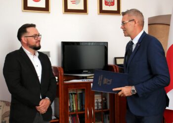 01.06.2021 Kielce. Na zdjęciu od lewej: Bartosz Piwowarski - pełnomocnik ds. ochrony przyrody i różnorodności biologicznej, Bogdan Wenta - prezydent Kielc / Urząd Miasta Kielce