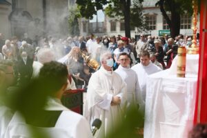 03.06.2021. Kielce. Bazylika katedralna. Uroczystości Bożego Ciała. Na zdjęciu (w środku): Jan Piotrowski - biskup kielecki / Wiktor Taszłow / Radio Kielce