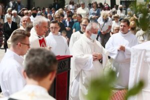 03.06.2021. Kielce. Bazylika katedralna. Uroczystości Bożego Ciała. Na zdjęciu (w środku): Jan Piotrowski - biskup kielecki / Wiktor Taszłow / Radio Kielce