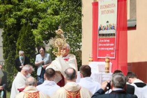 03.06.2021. Kielce. Bazylika katedralna. Uroczystości Bożego Ciała. Na zdjęciu (w środku): Marian Florczyk - biskup kielecki / Wiktor Taszłow / Radio Kielce