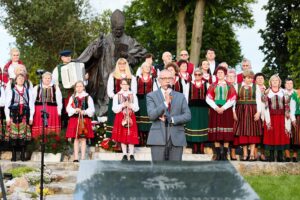 03.06.2021. Masłów. Rocznica wizyty Jana Pawła II. Na zdjęciu (przemawia): Tomasz Lato - wójt Masłowa / Wiktor Taszłow / Radio Kielce