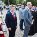 03.06.2021. Masłów. Rocznica wizyty Jana Pawła II. Na zdjęciu (od lewej): senator Krzysztof Słoń, Mirosław Gębski - starosta kielecki, Tomasz Lato - wójt Masłowa, biskup Jan Piotrowski, biskup Marian Florczyk / Wiktor Taszłow / Radio Kielce