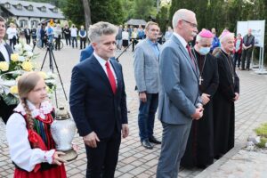 03.06.2021. Masłów. Rocznica wizyty Jana Pawła II. Na zdjęciu (od lewej): senator Krzysztof Słoń, Mirosław Gębski - starosta kielecki, Tomasz Lato - wójt Masłowa, biskup Jan Piotrowski, biskup Marian Florczyk / Wiktor Taszłow / Radio Kielce