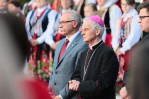 03.06.2021. Masłów. Rocznica wizyty Jana Pawła II. Na zdjęciu (od lewej): Tomasz Lato - wójt Masłowa, biskup Marian Florczyk / Wiktor Taszłow / Radio Kielce