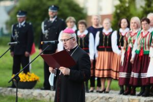 03.06.2021. Masłów. Rocznica wizyty Jana Pawła II. Na zdjęciu (przemawia): biskup Jan Piotrowski / Wiktor Taszłow / Radio Kielce