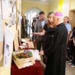 08.06.2021. Kielce. Wystawa Papieska w OHP. Na zdjęciu (w środku od lewej): Marian Florczyk - biskup kielecki, Magdalena Fogiel-Litwinek - komendant wojewódzki OHP, Grzegorz Skiba - zastępca komendanta wojewódzkiego OHP / Wiktor Taszłow / Radio Kielce