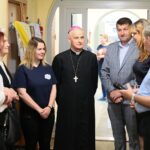 08.06.2021. Kielce. Wystawa Papieska w OHP. Na zdjęciu (w środku od lewej): Marian Florczyk - biskup kielecki, Grzegorz Skiba - zastępca komendanta wojewódzkiego OHP, Magdalena Fogiel-Litwinek - komendant wojewódzki OHP / Wiktor Taszłow / Radio Kielce