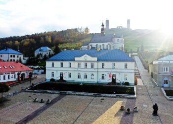 01.11.2020 Chęciny. Widok na urząd miasta / Jarosław Kubalski / Radio Kielce