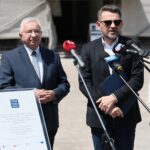 08.06.2021. Kielce. Briefing poświęcony zamontowaniu rzeźb posłów na budynku Muzeum Narodowego. Na zdjęciu (od lewej): Krzysztof Lipiec - poseł, Robert Kotowski - dyrektor Muzeum Narodowego w Kielcach / Wiktor Taszłow / Radio Kielce