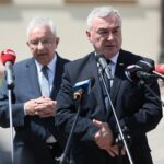 08.06.2021. Kielce. Briefing poświęcony zamontowaniu rzeźb posłów na budynku Muzeum Narodowego. Na zdjęciu (od lewej): Krzysztof Lipiec - poseł , Andrzej Bętkowski - marszałek województwa świętokrzyskiego / Wiktor Taszłow / Radio Kielce