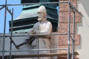 08.06.2021. Kielce. Briefing poświęcony zamontowaniu rzeźb posłów na budynku Muzeum Narodowego / Wiktor Taszłow / Radio Kielce