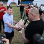 10.06.2021. Kielce. Mistrzowie są w formie. Otwarty trening na kieleckim stadionie. Na zdjęciu (od lewej): Janusz Zarenkiewicz, Krzysztof Kosedowski i Grzegorz Nowaczek - prezes Polskiego Związku Bokserskiego / Wiktor Taszłow / Radio Kielce