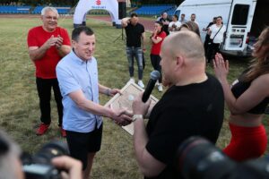 10.06.2021. Kielce. Mistrzowie są w formie. Otwarty trening na kieleckim stadionie. Na zdjęciu (od lewej): Janusz Zarenkiewicz, Krzysztof Kosedowski i Grzegorz Nowaczek - prezes Polskiego Związku Bokserskiego / Wiktor Taszłow / Radio Kielce