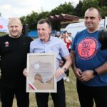 10.06.2021. Kielce. Mistrzowie są w formie. Otwarty trening na kieleckim stadionie. Na zdjęciu (od lewej): Grzegorz Nowaczek - prezes Polskiego Związku Bokserskiego, Krzysztof Kosedowski i Maciej Demel - wiceprezes Polskiego Związku Bokerskiego / Wiktor Taszłow / Radio Kielce