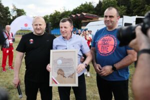 10.06.2021. Kielce. Mistrzowie są w formie. Otwarty trening na kieleckim stadionie. Na zdjęciu (od lewej): Grzegorz Nowaczek - prezes Polskiego Związku Bokserskiego, Krzysztof Kosedowski i Maciej Demel - wiceprezes Polskiego Związku Bokerskiego / Wiktor Taszłow / Radio Kielce