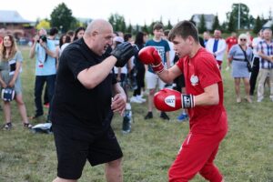 10.06.2021. Kielce. Mistrzowie są w formie. Otwarty trening na kieleckim stadionie. Na zdjęciu (z lewej): Paweł Skrzecz / Wiktor Taszłow / Radio Kielce