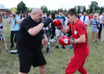 10.06.2021. Kielce. Mistrzowie są w formie. Otwarty trening na kieleckim stadionie. Na zdjęciu (z lewej): Paweł Skrzecz / Wiktor Taszłow / Radio Kielce