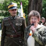12.06.2021. Kielce. Uroczystości z okazji rocznicy powstania 2. Pułku Artylerii Lekkiej Legionów. Na zdjęciu: Danuta Żbikowska - założycielka Stowarzyszenia Rodzin i Sympatyków 2 Pułku Artylerii Lekkiej Legionów oraz Dionizy Krawczyński - prezes Stowarzyszenia Rekonstrukcji Historycznych „Jodła” / Wiktor Taszłow / Radio Kielce