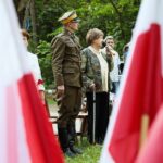 12.06.2021. Kielce. Uroczystości z okazji rocznicy powstania 2. Pułku Artylerii Lekkiej Legionów. Na zdjęciu: Danuta Żbikowska - założycielka Stowarzyszenia Rodzin i Sympatyków 2 Pułku Artylerii Lekkiej Legionów oraz Dionizy Krawczyński - prezes Stowarzyszenia Rekonstrukcji Historycznych „Jodła” / Wiktor Taszłow / Radio Kielce