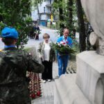 12.06.2021. Kielce. Uroczystości z okazji rocznicy powstania 2. Pułku Artylerii Lekkiej Legionów. Na zdjęciu: kwiaty składa Danuta Żbikowska - założycielka Stowarzyszenia Rodzin i Sympatyków 2 Pułku Artylerii Lekkiej Legionów / Wiktor Taszłow / Radio Kielce