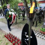 12.06.2021. Kielce. Uroczystości z okazji rocznicy powstania 2. Pułku Artylerii Lekkiej Legionów. Na zdjęciu: kwiaty składa senator PiS Krzysztof Słoń / Wiktor Taszłow / Radio Kielce