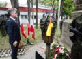 12.06.2021. Kielce. Uroczystości z okazji rocznicy powstania 2. Pułku Artylerii Lekkiej Legionów. Na zdjęciu: kwiaty składa senator PiS Krzysztof Słoń / Wiktor Taszłow / Radio Kielce