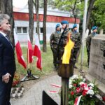 12.06.2021. Kielce. Uroczystości z okazji rocznicy powstania 2. Pułku Artylerii Lekkiej Legionów. Na zdjęciu: kwiaty składa senator PiS Krzysztof Słoń / Wiktor Taszłow / Radio Kielce
