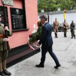 12.06.2021. Kielce. Uroczystości z okazji rocznicy powstania 2. Pułku Artylerii Lekkiej Legionów. Na zdjęciu: kwiaty składa senator PiS Krzysztof Słoń / Wiktor Taszłow / Radio Kielce