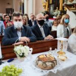 13.06.2021. Pierzchnica. Msza święta w intencji Ojczyzny. Na zdjęciu (od lewej): Stanisław Strąk - burmistrz Pierzchnicy, Krzysztof Lipiec - przewodniczący świętokrzyskich struktur Prawa i Sprawiedliwości, Małgorzata Pruś - dyrektor biura poselskiego Krzysztofa Lipca / Wiktor Taszłow / Radio Kielce