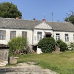 27.06.2021. Janików. Budynek dawnej szkoły / Emilia Sitarska / Radio Kielce