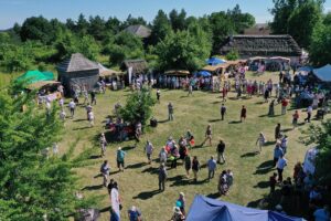 20.06.2021. Tokarnia. Park Etnograficzny. „Jawor u źródeł kultury” / Jarosław Kubalski / Radio Kielce