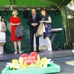 17.06.2021 Kielce. Ogród DŚT. Podsumowanie akcji kieleckiej Caritas "Pola Nadziei". Nagrody dla wolontariuszy wręczyli wicemarszałek Renata Janik i wicewojewoda Rafał Nowak / Jarosław Kubalski / Radio Kielce