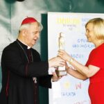 17.06.2021 Kielce. Ogród DŚT. Podsumowanie akcji kieleckiej Caritas "Pola Nadziei". Biskup Jan Piotrowski wręcza statuetkę Anioła Dobroci wicemarszałek Renacie Janik / Jarosław Kubalski / Radio Kielce