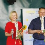 17.06.2021 Kielce. Ogród DŚT. Podsumowanie akcji kieleckiej Caritas "Pola Nadziei". Wicemarszałek Renata Janik i ksiądz Zbigniew Wójcik / Jarosław Kubalski / Radio Kielce