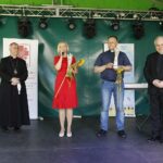 17.06.2021 Kielce. Ogród DŚT. Podsumowanie akcji kieleckiej Caritas "Pola Nadziei". Na zdjęciu od lewej: Biskup Jan Piotrowski, wicemarszałek Renata Janik, ks. Zbigniew Wójcik i dyrektor kieleckiej Caritas Stanisław Słowik / Jarosław Kubalski / Radio Kielce
