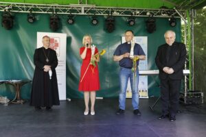 17.06.2021 Kielce. Ogród DŚT. Podsumowanie akcji kieleckiej Caritas "Pola Nadziei". Na zdjęciu od lewej: Biskup Jan Piotrowski, wicemarszałek Renata Janik, ks. Zbigniew Wójcik i dyrektor kieleckiej Caritas Stanisław Słowik / Jarosław Kubalski / Radio Kielce