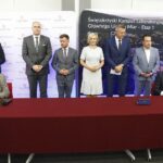 21.06.2021. Kielce. Podpisanie umowy między Targami Kielce a GUM. Na zdjęciu (od lewej): Andrzej Mochoń - prezes Targów Kielce, Arkadiusz Ślipikowski - radny miasta Kielce, Miłosz Pamuła - wiceprezes zarządu Specjalnej Strefy Ekonomicznej Starachowice, Piotr Ziółkowski - dyrektor generalny GUM, Renata Janik - wicemarszałek województwa świętokrzyskiego, Bogdan Wenta - prezydent Kielc, Andrzej Kurkiewicz - dyrektor Departamentu Innowacji i Rozwoju GUM i Jacek Semaniak - prezes GUM / Jarosław Kubalski / Radio Kielce