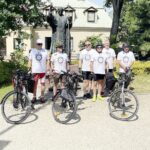 28.06.2021 Kielce. Ekipa pod przewodnictwem kuratora oświaty Kazimierza Mądzika wyrusza z Placu Jana Pawła II na około 1500 kilometrową charytatywną wyprawę rowerową / Jarosław Kubalski / Radio Kielce