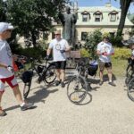 28.06.2021 Kielce. Ekipa pod przewodnictwem kuratora oświaty Kazimierza Mądzika wyrusza z Placu Jana Pawła II na około 1500 kilometrową charytatywną wyprawę rowerową / Jarosław Kubalski / Radio Kielce