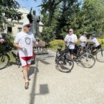 28.06.2021 Kielce. Ekipa pod przewodnictwem kuratora oświaty Kazimierza Mądzika wyrusza z Placu Jana Pawła II na około 1500 kilometrową charytatywną wyprawę rowerową / Jarosław Kubalski / Radio Kielce