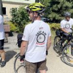 28.06.2021 Kielce. Ekipa pod przewodnictwem kuratora oświaty Kazimierza Mądzika wyrusza z Placu Jana Pawła II na około 1500 kilometrową charytatywną wyprawę rowerową / Jarosław Kubalski / Radio Kielce