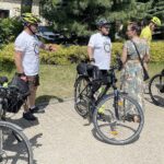 28.06.2021 Kielce. Ekipa pod przewodnictwem kuratora oświaty Kazimierza Mądzika wyrusza z Placu Jana Pawła II na około 1500 kilometrową charytatywną wyprawę rowerową / Jarosław Kubalski / Radio Kielce