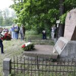 06.06.2021 Miedziana Góra. Pomnik żołnierzy AK. Uroczystości upamiętniające rocznicę śmierci podporucznika Zbigniewa Kruszelnickiego - „Wilka” Kwiaty składa wójt Miedzianej Góry Damian Sławski / Jarosław Kubalski / Radio Kielce