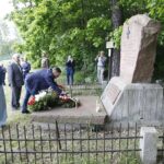 06.06.2021 Miedziana Góra. Pomnik żołnierzy AK. Uroczystości upamiętniające rocznicę śmierci podporucznika Zbigniewa Kruszelnickiego - „Wilka”. Kwiaty składa gminne koło Prawa i Sprawiedliwości w Miedzianej Górze / Jarosław Kubalski / Radio Kielce