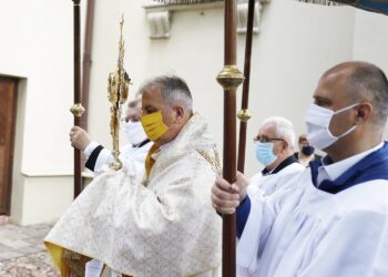 11.06.2020 Kielce. Boże Ciało. Msza i procesja wokół kościoła św. Wojciecha. Biskup Jan Piotrowski / Jarosław Kubalski / Radio Kielce